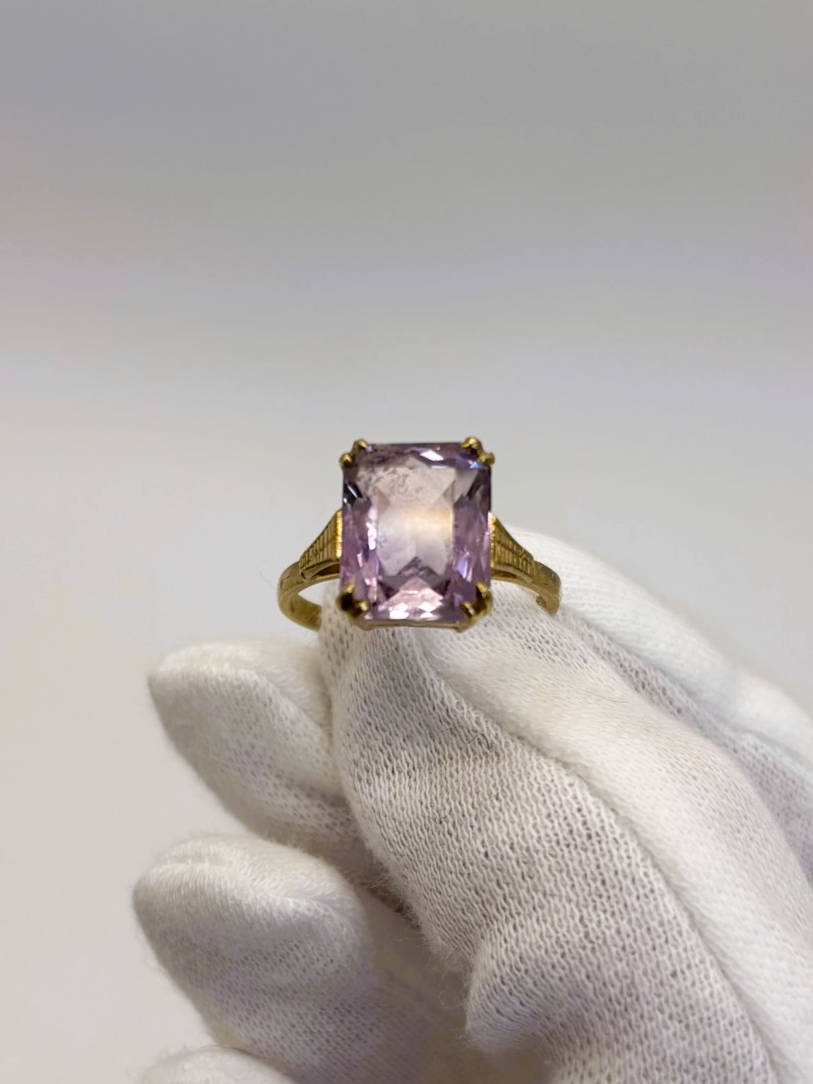 9ct Yellow Gold Stunning Rectangle-Shaped Amethyst Ring