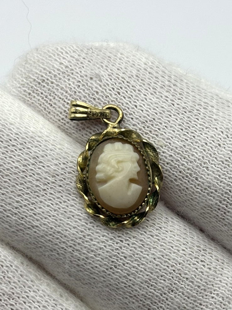 9ct Gold Romantic Cameo Pendant