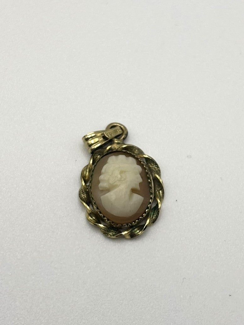 9ct Gold Romantic Cameo Pendant