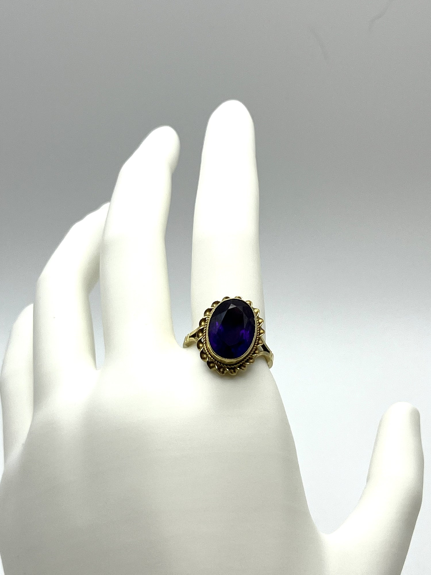 Vintage 9ct Oval-Shaped Amethyst Ring with Irresistible Deep Purple & Blue Colour (1972)