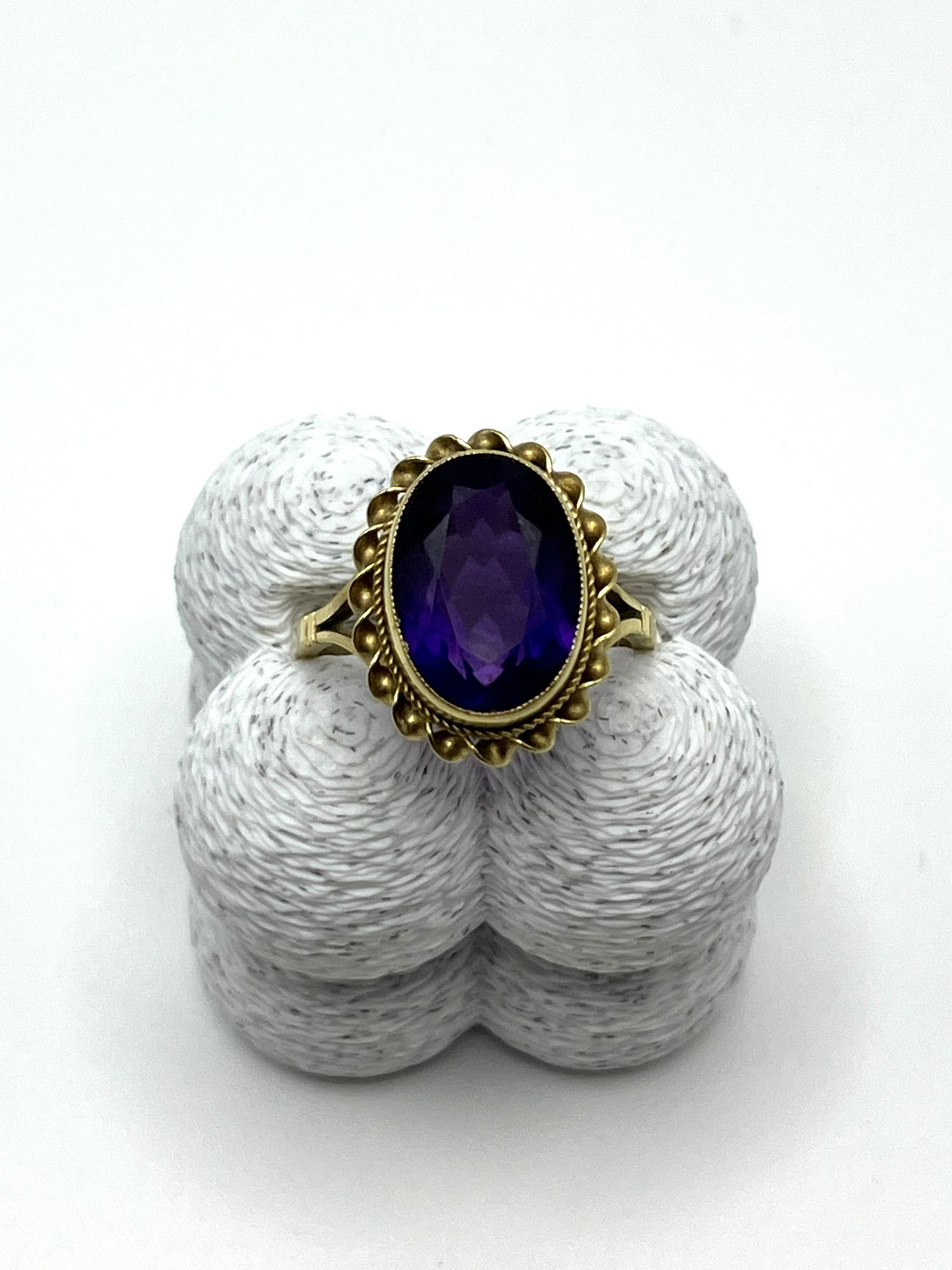 Vintage 9ct Oval-Shaped Amethyst Ring with Irresistible Deep Purple & Blue Colour (1972)