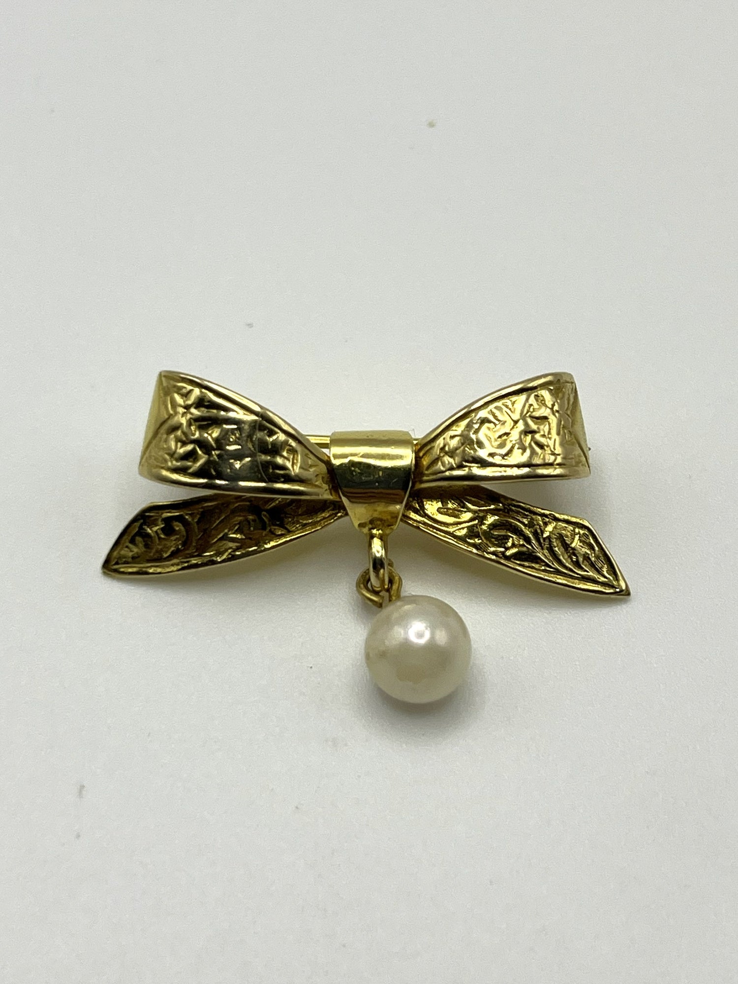 Timeless 9ct Yellow Gold Bow Brooch With Faux Pearl – 4.5g