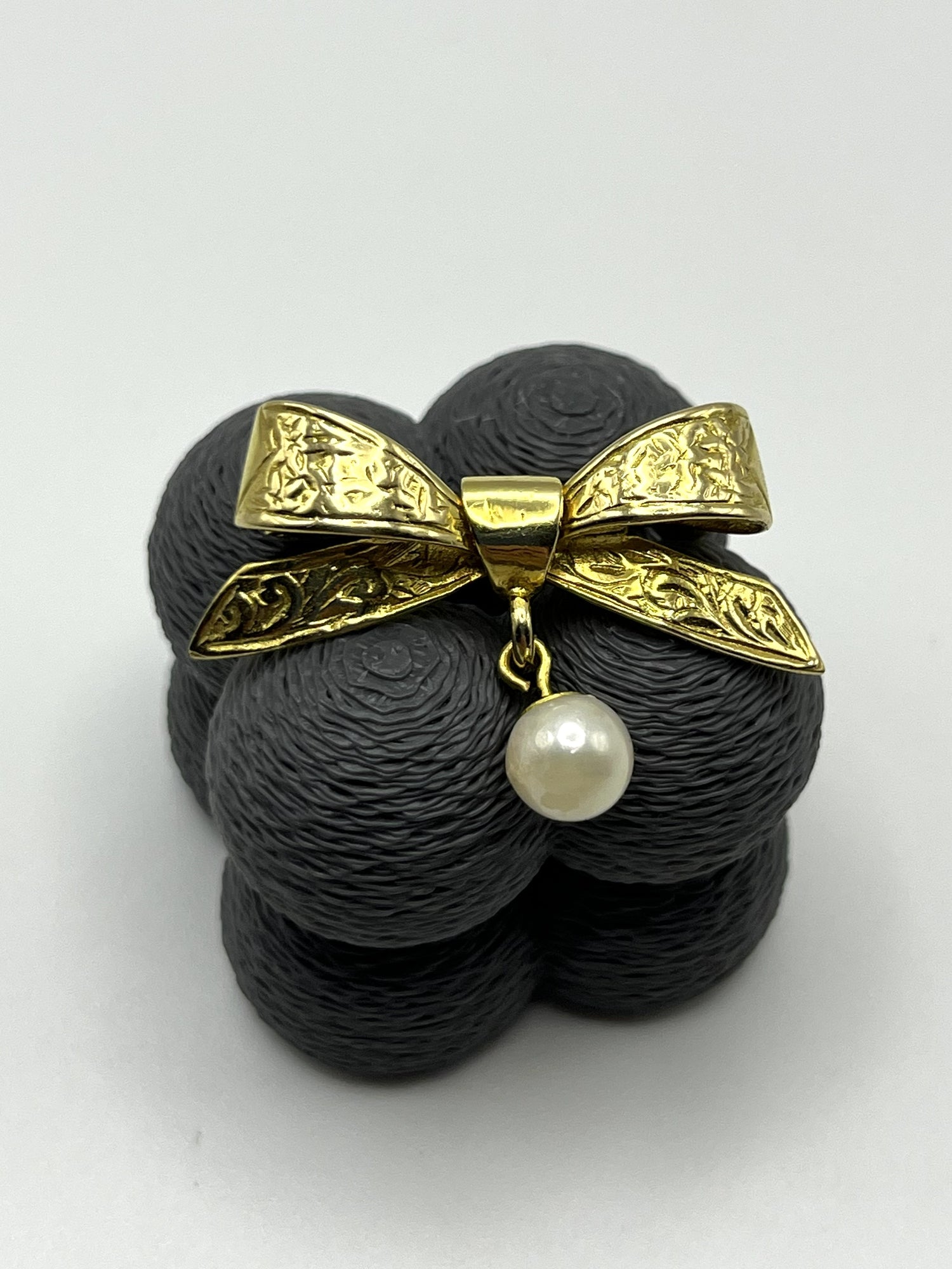 Timeless 9ct Yellow Gold Bow Brooch With Faux Pearl – 4.5g