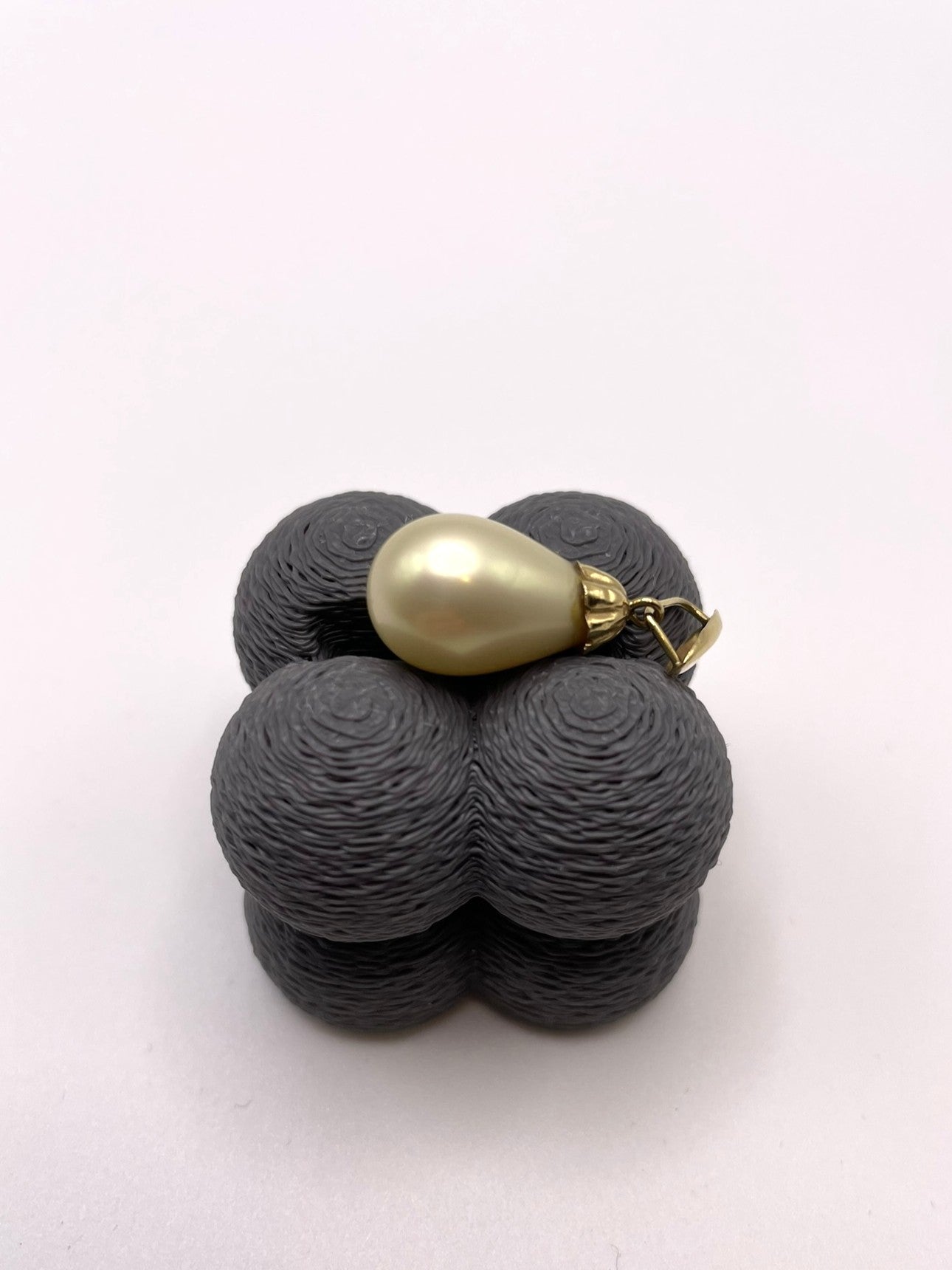 17ct Yellow Gold Vintage Stunning Natural Teardrop Pearl Pendant